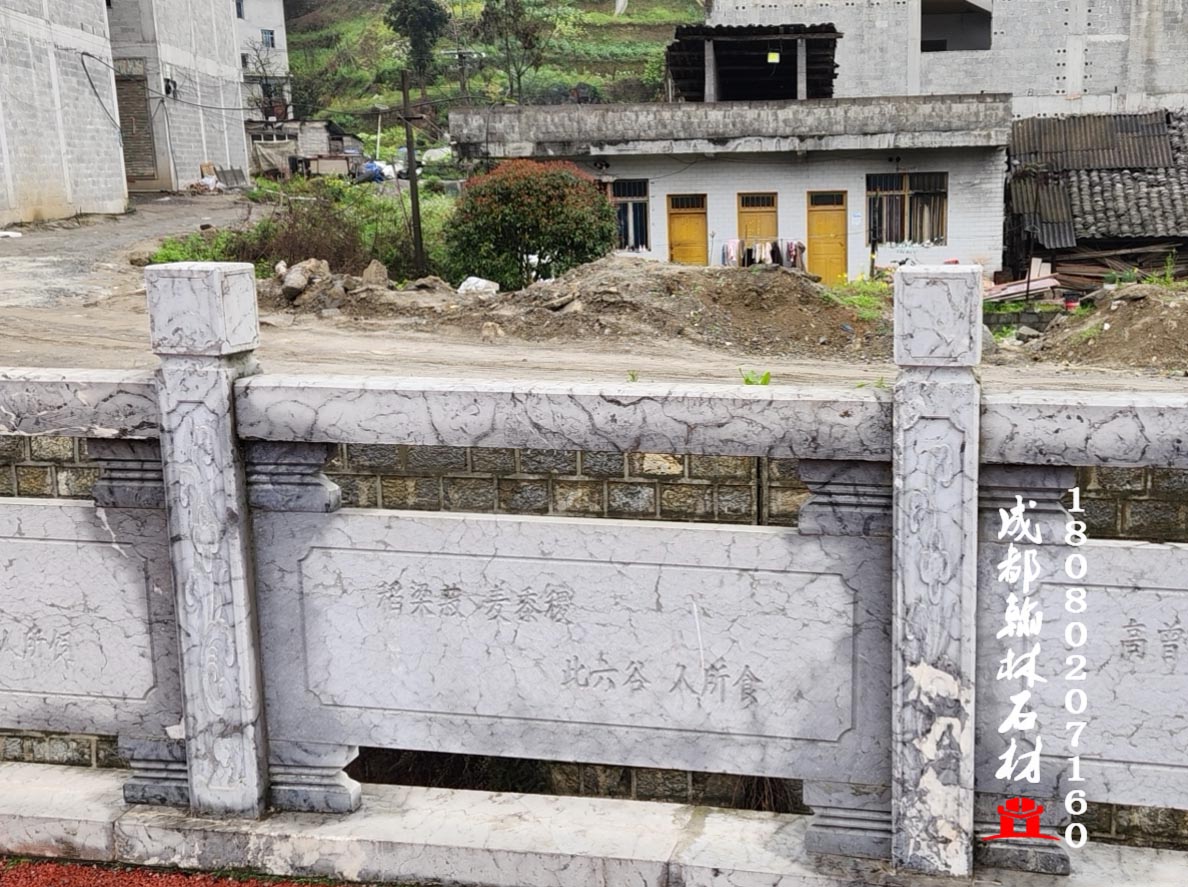 云南省昭通市鎮(zhèn)雄縣河道欄桿項目天然青石灰?guī)r油光石護(hù)欄 